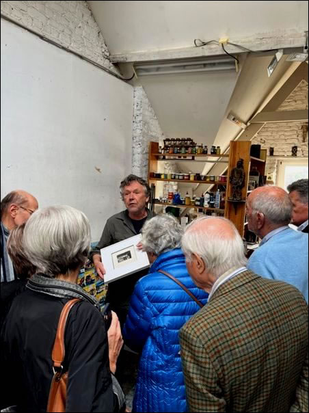 Accueillis chaleureusement dans la maison et l'atelier d'un peintre passionn par l'art belge